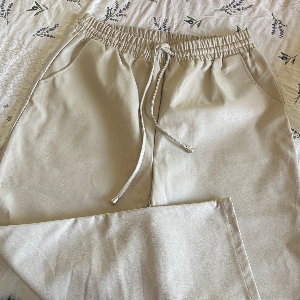 Gilli Faux Leather Jogger in Bone Sz L